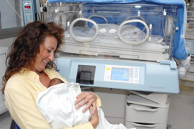 Archivo - Sanitarios recomiendan el método canguro (piel con piel)  entre madre y su bebé