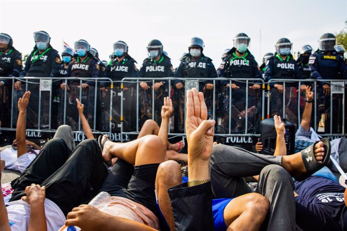 Archivo - 30 March 2021, Thailand, Bangkok: Protesters laying down make three finger salutes during a protest outside Government House demanding the resignation of Thai Prime Minister Chan-o-cha and reform of the monarchy. Photo: Varuth Pongsapipatt/SOP