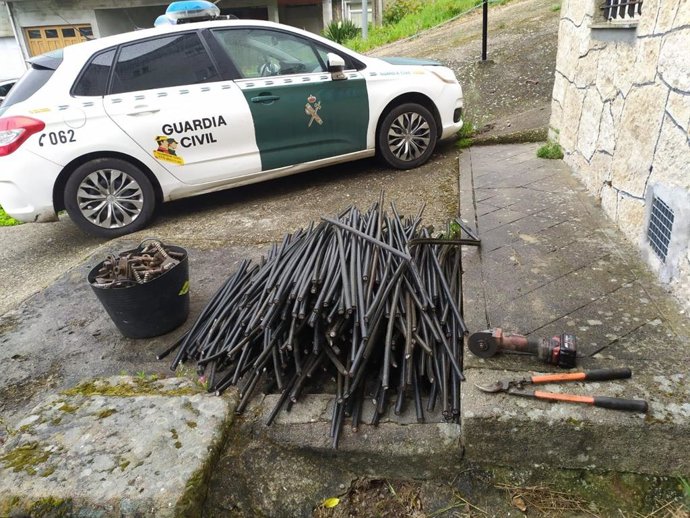 Señalización férrea con interior de cobre sustraída en obras del AVE en la provincia de Ourense, recuperada por la Guardia Civil.
