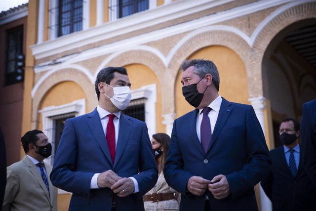 El presidente de la Junta, Juanma Moreno (i), junto el alcalde de Sevilla, Juan Espadas (d), en el acto de la foto oficial de la Eurocopa en el Real  Alcázar, a 25 de mayo de 2021, en Sevilla (Andalucía).