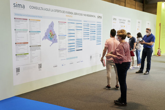 Asistentes acuden a la inauguración oficial del Salón Inmobiliario de Madrid SIMA 2021