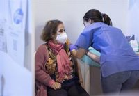 El 90% de los profesionales esenciales andaluces menores de 60 años eligen AstraZeneca como segunda dosis