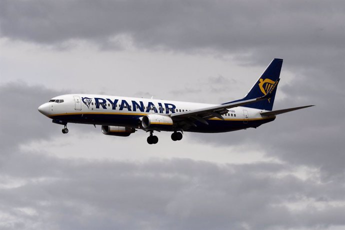 Archivo - FILED - 24 August 2020, Hessen, Frankfurt_Main: A Ryanair passenger plane prepares to land. A Ryanair flight was diverted to an airport in Belarus on Sunday, apparently so authorities in Minsk could detain a blogger who had been travelling fro