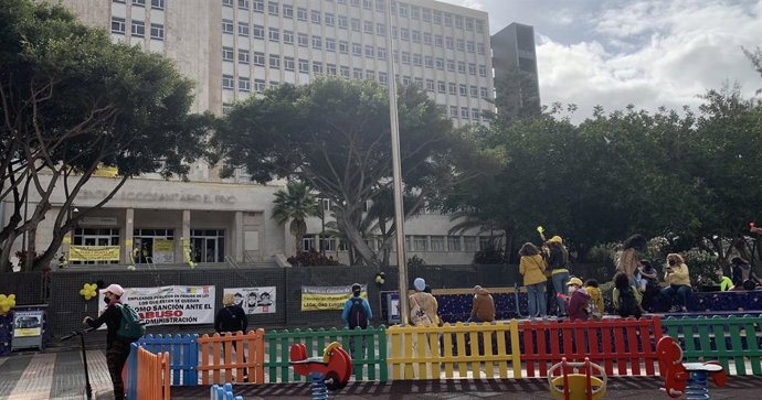 Protesta de empleados públicos eventuales dentro y fuera del centro sociosanitario de El Pino, en Las Palmas de Gran Canaria