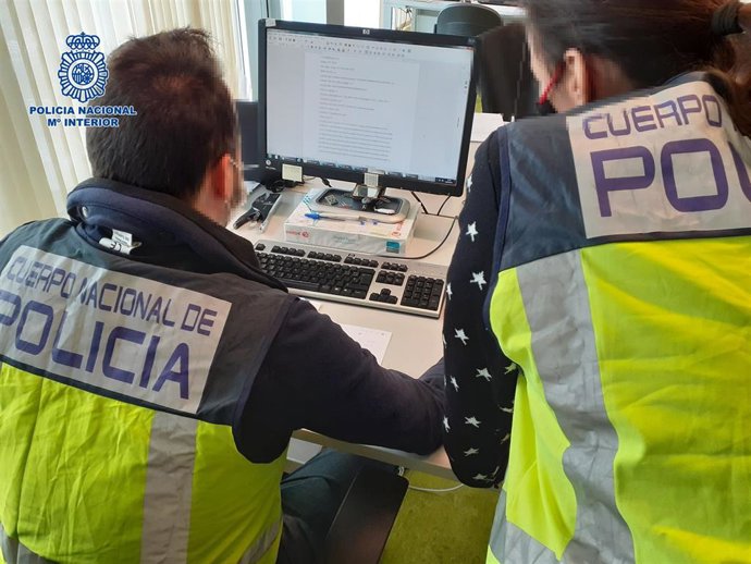 Policía Investigando delitos de estafa