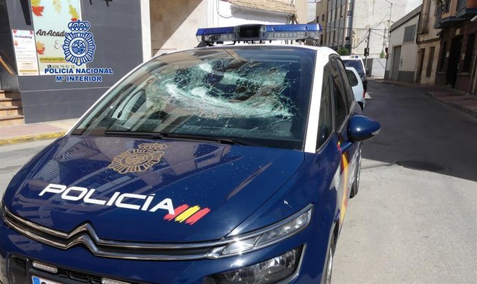 Imagen del estado en el que quedó el coche patrulla