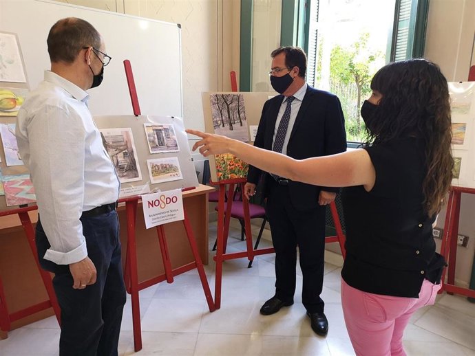 Cabrera visita la muestra de los talleres socioculturales en Las Sirenas