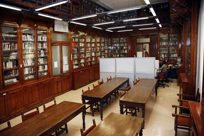 Interior de la biblioteca Tello Téllez de Meneses.