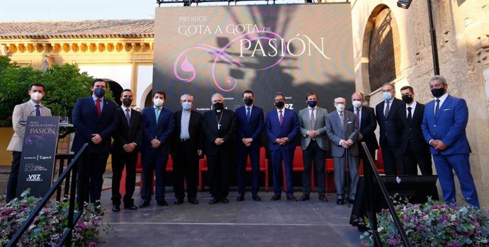 Autoridades civiles y religiosas y galardonados en la gala de los Premios 'Gota a Gota de Pasión'.