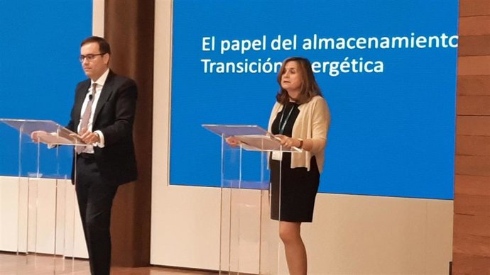 Oscar Barrero, socio líder del sector Energía de PwC, y Mercedes Ballesteros, directora de Energía del CIEMAT