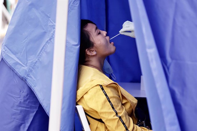 Una mujer se somete a un test de coronavirus en Hong Kong.