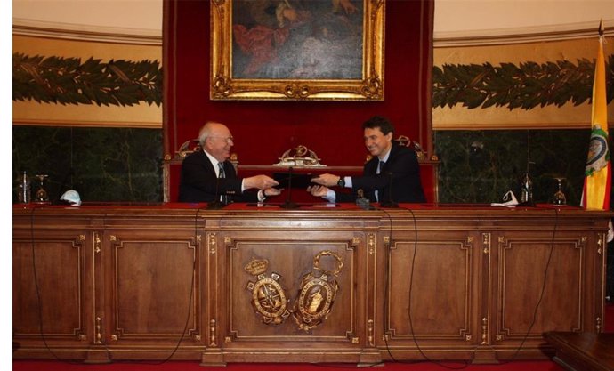 Los presidentes de la RANME y Farmaindustria, Eduardo Díaz-Rubio y Juan López-Belmonte, durante la firma del acuerdo.