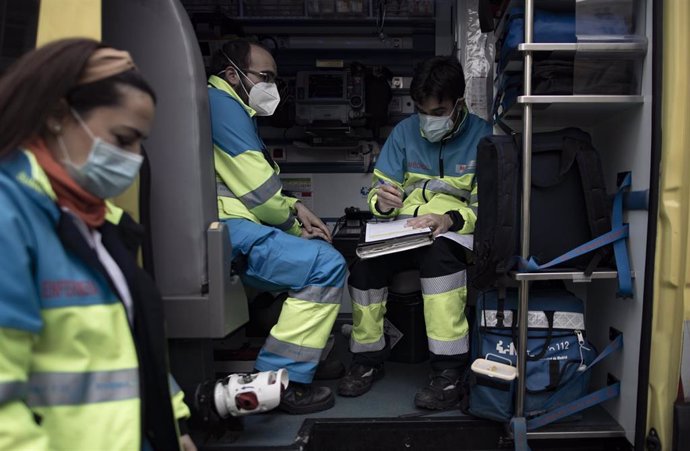 Archivo - Varios trabajadores sanitarios de una UVI móvil del SUMMA 112 hacen anotaciones durante una jornada de trabajo, en Madrid (España), a 29 de enero de 2021. El Servicio de Urgencia Médica de la Comunidad de Madrid SUMMA 12, tiene la función de a