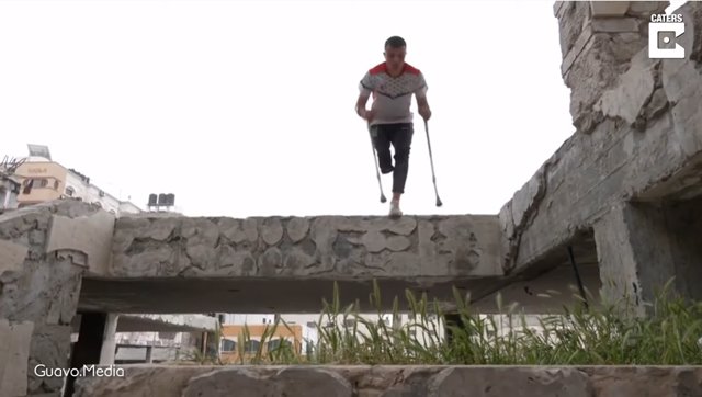 Dos adolescentes palestinos no renunciaron a su sueño de practicar parkour a pesar de tener una pierna amputada