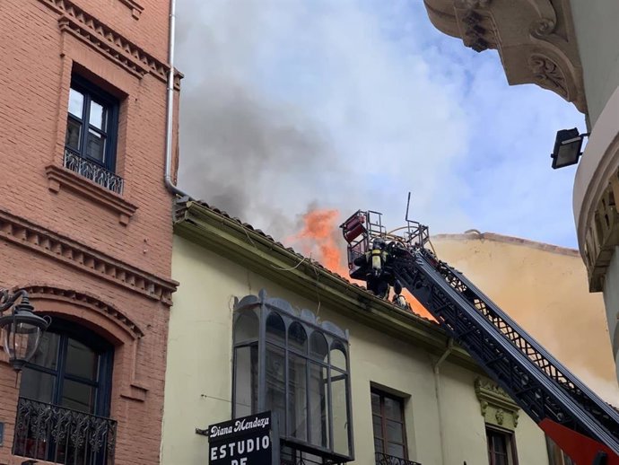 Los Bomberos de León han sofocado a primera hora de la mañana de este jueves el incendio en una cocina de un restaurante en la calle Cervantes del centro de la ciudad.