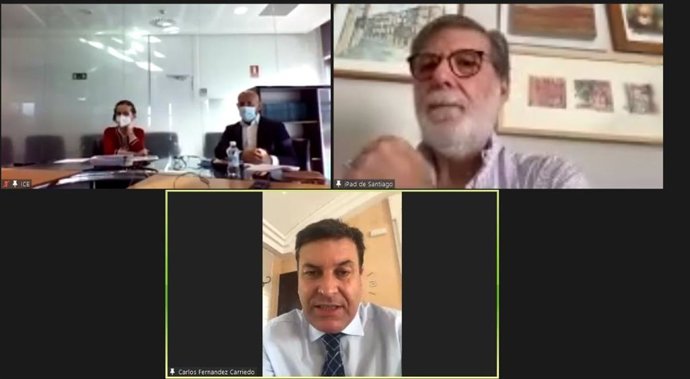 Santiago Aparicio, arriba a la derecha, y Carlos Fernández Carriedo, abajo, durante la jornada sobre ayudas directas a empresarios y autónomos.