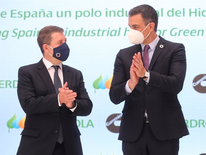 El presidente de Castilla-La Mancha, Emiliano García Page (i), y el presidente del Gobierno, Pedro Sánchez, en la presentación del acto 'Haciendo de España un polo industrial del hidrógeno verde en Europa', a 24 de mayo de 2021, 