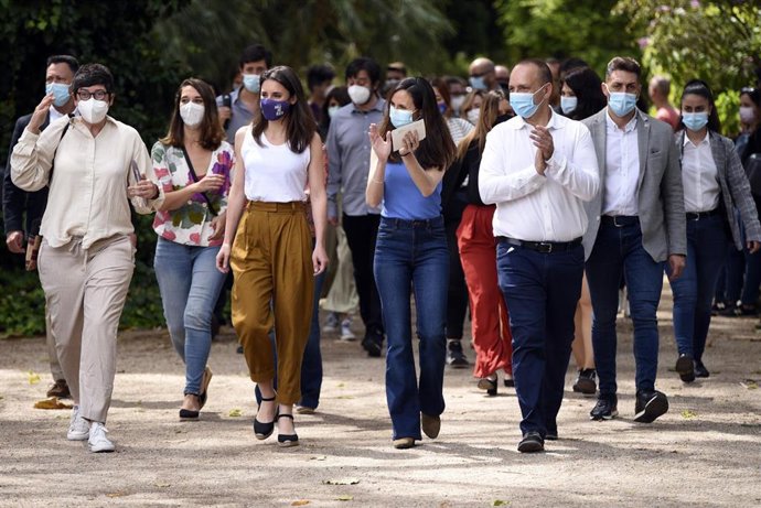 La ministra de Igualdad, Irene Montero (i), y la candidata a la Secretaría General de Podemos y ministra de Derechos Sociales y Agenda 2030, Ione Belarra (d), acuden al acto de presentación de la candidatura de Belarra para liderar la formación morada, 