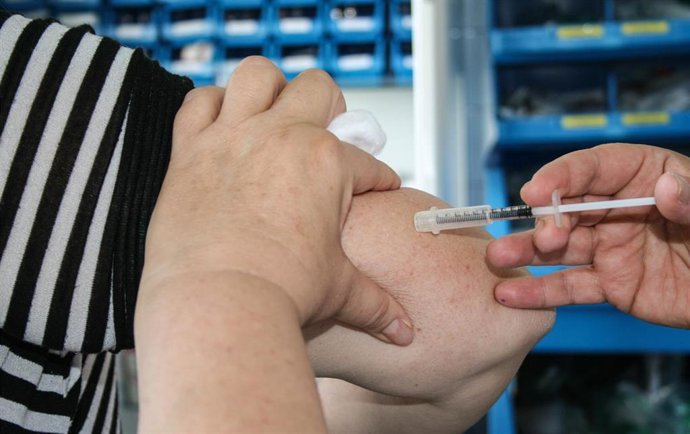 Archivo - Profesional del Servicio de Alergología del HUNSC vacuna a un paciente