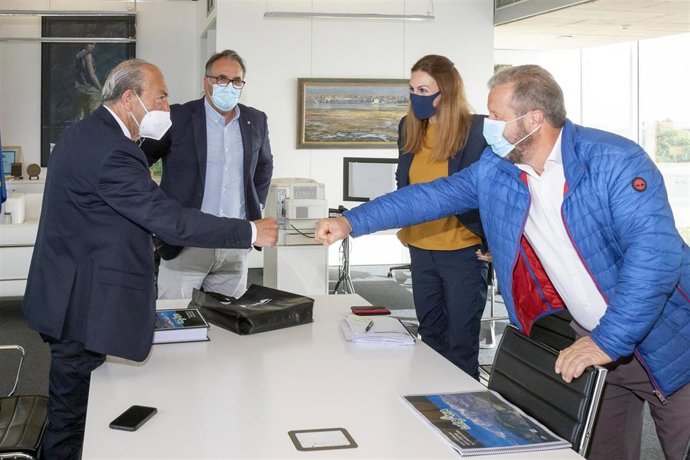 El consejero de Turismo, Javier López Marcano (izda), y la directora general del área, Marta Barca, con el  presidente de La Mancomunidad De Liébana Y Peñarrubia, Julio Cires, y al alcalde de Vega de Liébana, Gregorio Alonso