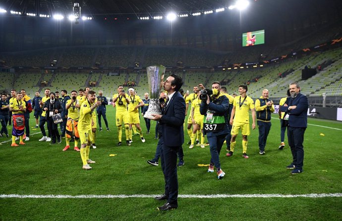 26 May 2021, Poland, Gdansk: Villarreal manager Unai Emery kisses the trophy after winning the UEFA Europa League final soccer match against Manchester United at Gdansk Stadium. Photo: Rafal Oleksiewicz/PA Wire/dpa