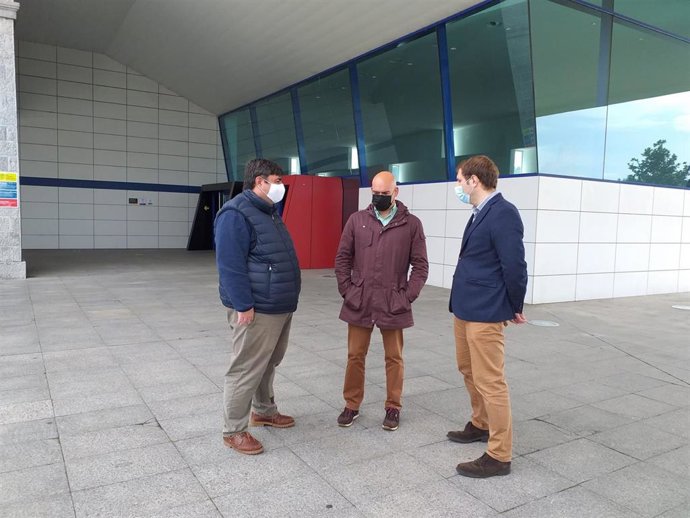 El secretario general de Foro Asturias en la Junta General del Principado de Asturias, Adrián Pumares, a la puerta de LABoral Centro de Arte y Creación Industrial (Gijón), junto al portavoz local y el edil de Foro, Jesús Martínez Salvador y Pelayo Barcia