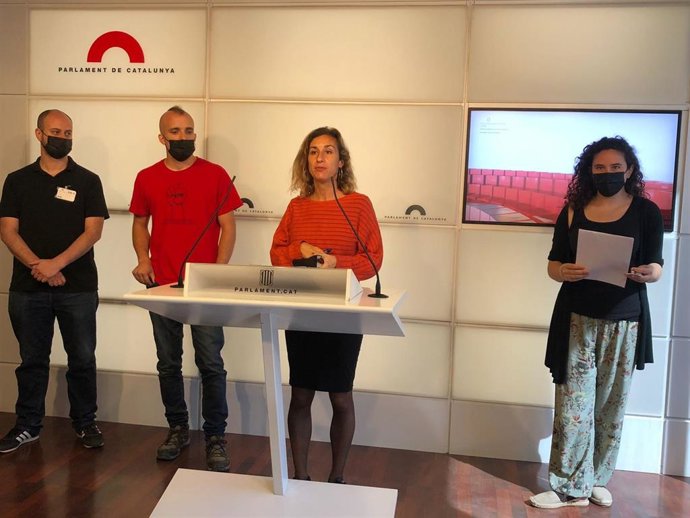 Laia Estrada (CUP) con el concejal de la CUP en Sant Quirze de Besora (Barcelona) Arnau Bosch; al miembro de la Plataforma per Recuperar l'Energia Arnau Piqué, y a la de la Xarxa per la Sobirania Energtica Irene González.