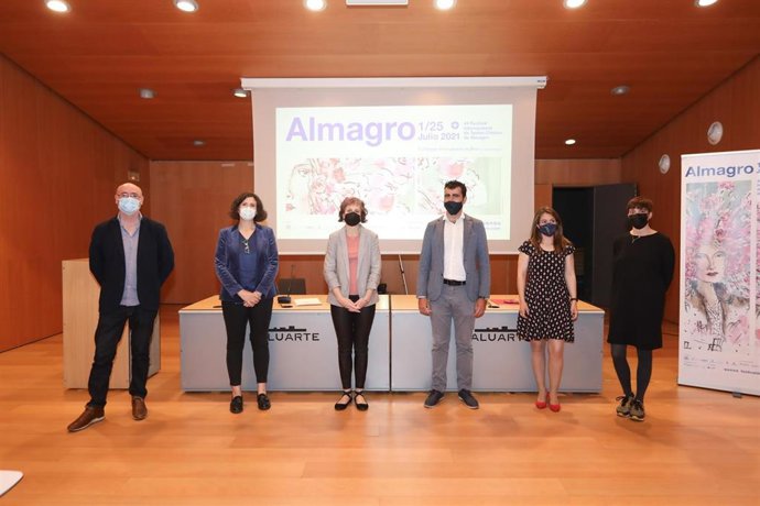 Salvador Tarazona, de Mielotxin;Teresa Lasheras, del Museo de la Universidad de Navarra; la consejera Rebeca Esnaola; Ignacio García, director del festival de Almagro; Ainhoa Ruiz, de T'Diferencia; y Ana Maestrojuan, de Producciones Maestras