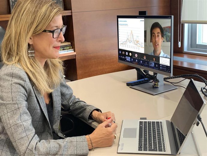 María Cruz Rivera, directora territorial de CaixaBank en Baleares, ha presentado el evento en el que el economista Javier Ibáñez Aldecoa ha analizado el Informe Sectorial de Turismo de CaixaBank Research.