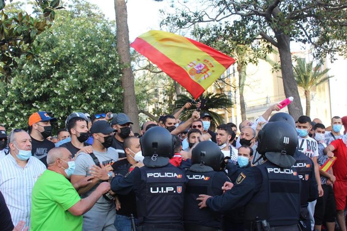 La Policía controla a un grupo de manifestantes con motivo de la presencia del presidente de Vox, Santiago Abascal, en Ceuta, en una imagen de archivo