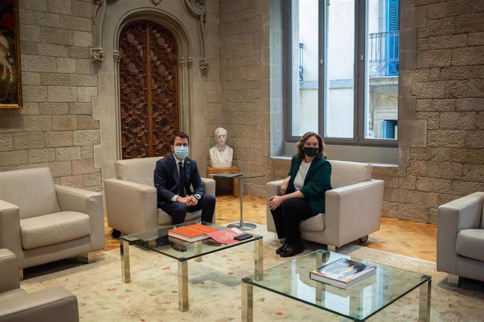 El presidente de la Generalitat Pere Aragons, y la alcaldesa de Barcelona, Ada Colau, conversan durante una reunión, a 27 de mayo de 2021, en el Palau de la General, Barcelona, Catalunya, (España).
