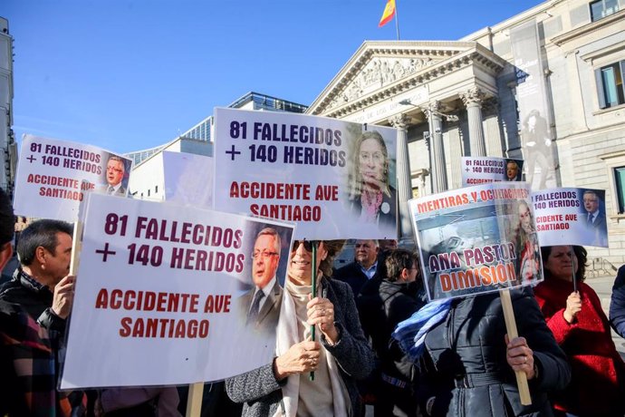 Archivo - Miembros de la plataforma de víctimas del accidente del tren Alvia en la curva de Angrois (Santiago de Compostela), ocurrido el 24 de julio de 2013, se concentran con pancartas de protesta (con las caras de Ana Pastor y José Blanco)