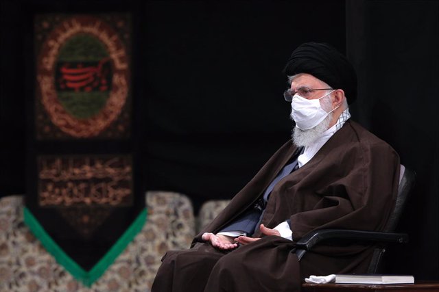 Archivo - El líder supremo, ayatolá Ali Jamenei, con mascarilla