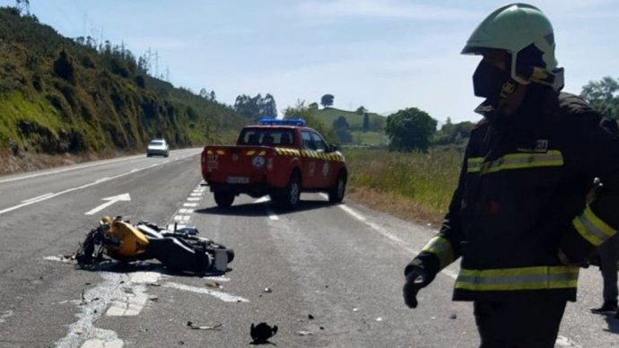 Lugar del accidente en el que ha muerto un motorista al colisionar con un furgón, en el alto del Turujal