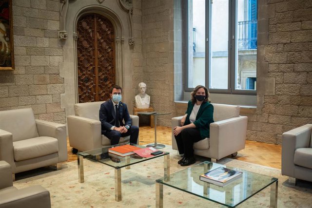 El president de la Generalitat, Pere Aragonès, i l'alcaldessa de Barcelona, Ada Colau, durant una reunió, a 27 de maig de 2021, al Palau de la General, Barcelona, Catalunya, (Espanya).