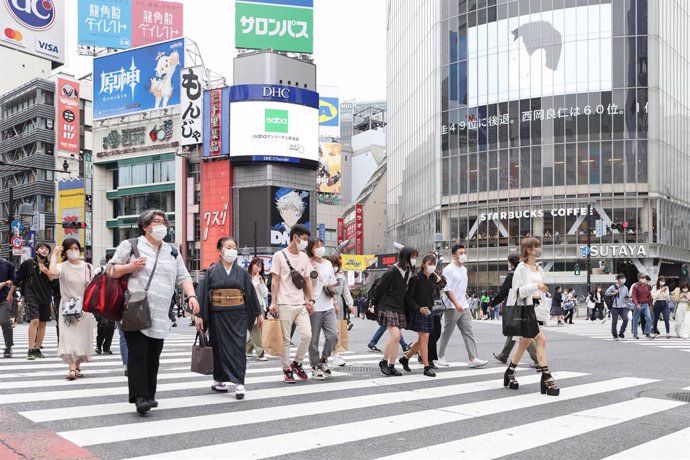 24 May 2021, Japan, Tokyo: Pedestrians walk over Shibuya crossing in central Tokyo during the State of Emergency due to the spread of the coronavirus. Photo: Stanislav Kogiku/SOPA Images via ZUMA Wire/dpa