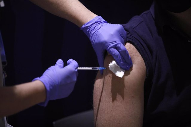 Un hombre recibe la primera dosis de la vacuna de Pfizer contra el Covid-19