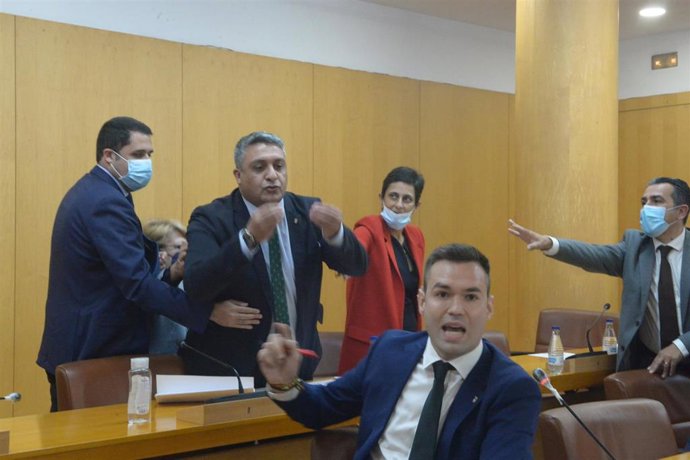 Un momento del pleno en Ceuta que tuvo que ser suspendido por el cruce de reproches entre los grupos