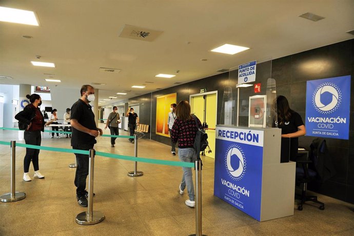 Varias personas acuden a recibir la segunda dosis de la vacuna de AstraZeneca contra el Covid-19 en el Complejo Hospitalario Universitario de Ourense, a 27 de mayo de 2021, en Ourense.