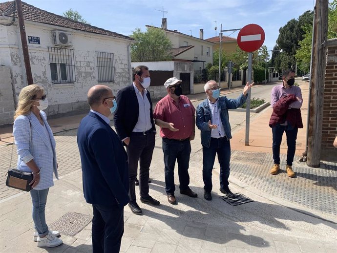 Visita del alcalde y el concejal de Movilidad y Espacio Urbano a la renovada calle Resina del Pinar de Antequera.