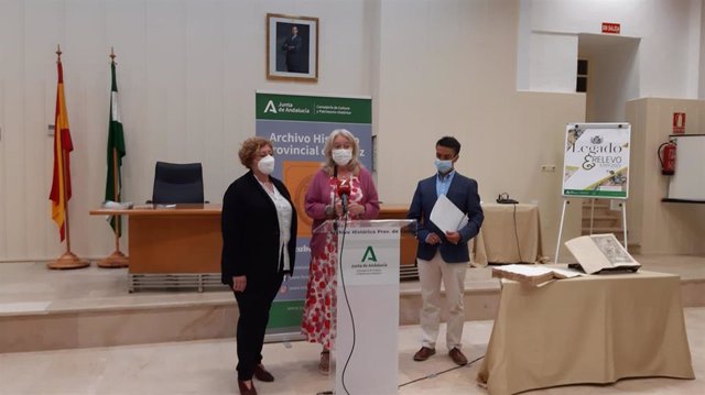 La delegada territorial de Cultura y Patrimonio Histórico de la Junta de Andalucía en Cádiz, Mercedes Colombo, en el acto de entrega del manustrico al Archivo Histórico Provincial.