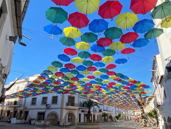 Malpartida de Cáceres instala un año más sus paraguas de colores en la Plaza Mayor y su entorno para afrontar el calor