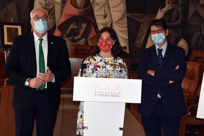 El presidente de la Diputación, José Manuel Caballero, y la alcaldesa, Pilar Zamora, en la presentación del nuevo parque de bomberos.