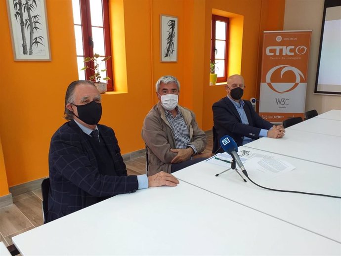 De izquierda a derecha, el presidente de CTIC, Roberto Paraja; el comisionado para el Reto Demográfico, Jaime Izquierdo, y el director general de CTIC, Pablo Priesca.