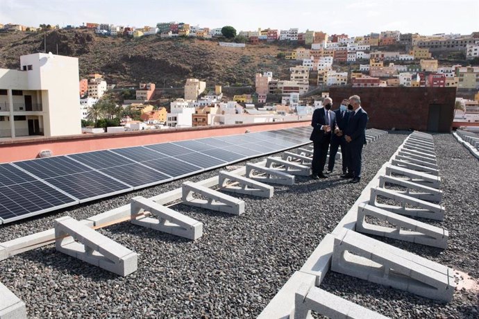 El presidente de Canarias, Ángel Víctor Torres, y el presidente del Cabildo de La Gomera, Casimiro Curbelo, visitan unas obras de instalación de placas fotovoltaicas