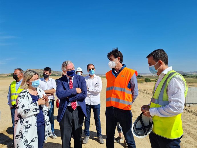 Olona durante su visita las obras de modernización integral del regadío de Alcolea de Cinca