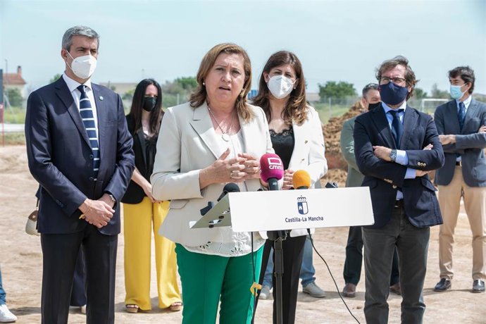 La consejera de Educación, Rosa Ana Rodríguez, coloca la primera piedra del nuevo IESO Número 1 de Yeles