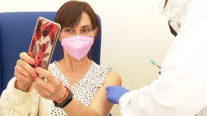 Archivo - Una docente se hace un selfie mientras recibe la vacuna de Astrazeneca en Valncia