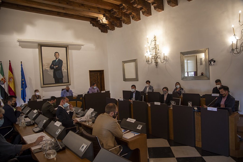 La Diputación de Cáceres amplía a 5 millones de euros el contrato de mantenimiento de carreteras - Vimarsana News