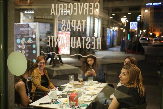 Varias personas en una terraza un día y unas horas antes del fin del estado de alarma, a 7 de mayo de 2021, en Madrid (España).